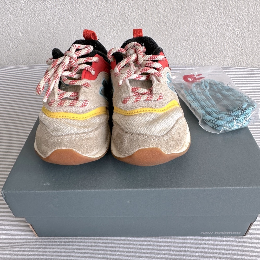 NEW BALANCE TODDLER SIZE 6